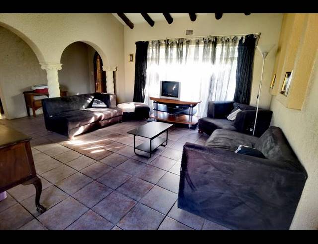 3 BEDROOM HOUSE FOR SALE IN DERSLEY